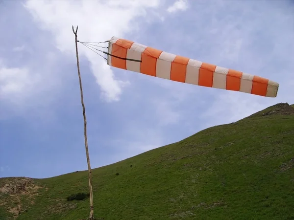 Cono Viento Rayas Blancas Anaranjadas Lleno Viento Que Sopla Izquierda — Foto de Stock