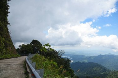 Çitli, dağ manzaralı ve şehirli yılanlı dağ yolu