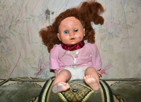 Una Muñeca Con Ojo Roto Tinta Apagada Sienta Sofá Frente — Foto de Stock
