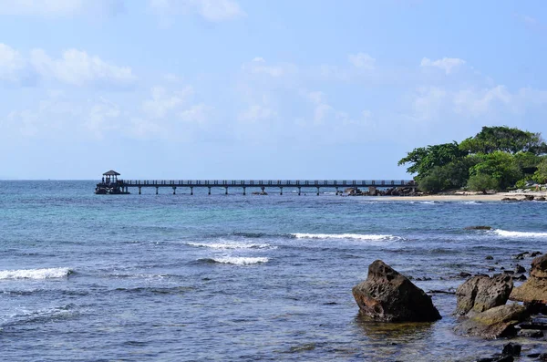 Zeegezicht Met Uitzicht Pier Grote Stenen Voorgrond — Stockfoto