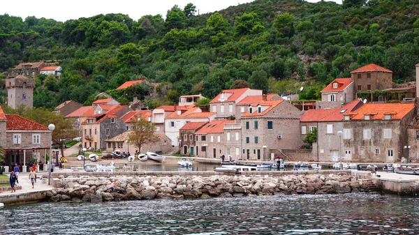 Tekneden Sipan Adası panoramik manzarası. Sipan Adası 'ndaki liman ve dağlarıyla kırmızı çatı evleri