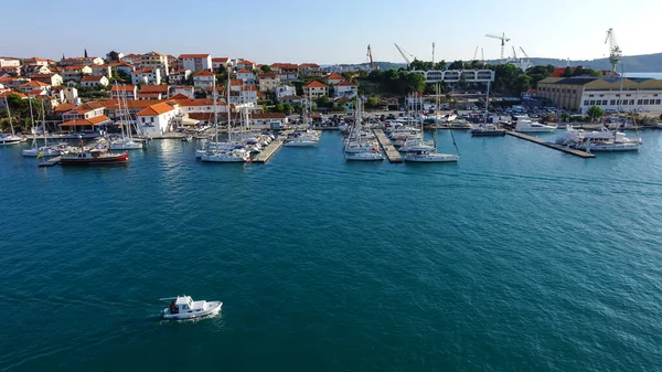 Trogir limanının ve teknenin hava görüntüsü.