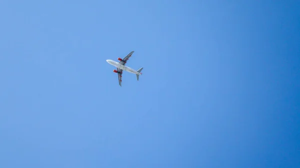 Gökteki uçak aşağıdan vuruldu.