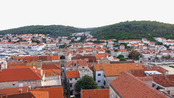Hırvatistan 'ın yukarısından Korcula kasabasının panoramik manzarası