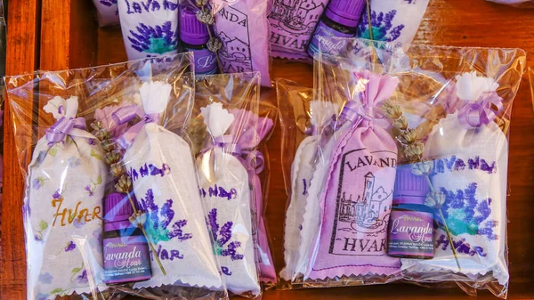 Hvar Adası 'ndan bir paket kurutulmuş lavanta çiçeği ve lavanta yağı.
