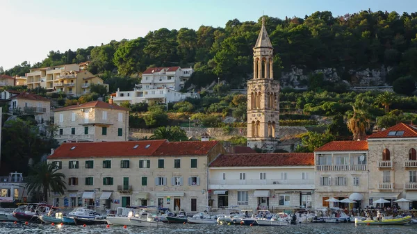 Hvar Katedrali 'nin çan kulesiyle limana yanaşmış teknelerle Hvar kasabasının panoramik manzarası.