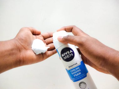 03 / 05 / 2021: Chennai, Tamilnadu - INDIA: Nivea soğutma köpüğü kopyalama alanı ile izole edilmiş beyaz bir zemine dökülüyor