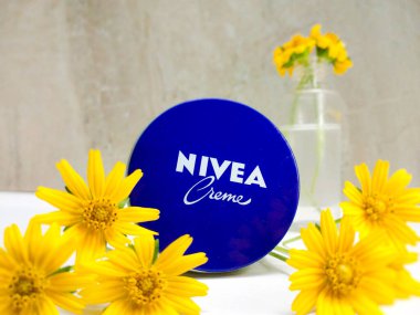 03 / 22 / 2021: Chennai, Tamilnadu INDIA: Hem erkekler hem de kadınlar için NIVEA Krem nemlendirici. Nivea Almanya merkezli kozmetik üretim şirketi