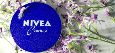 03 / 22 / 2021: Chennai, Tamilnadu INDIA: Hem erkekler hem de kadınlar için NIVEA Krem nemlendirici. Nivea Almanya merkezli kozmetik üretim şirketi