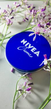 03 / 22 / 2021: Chennai, Tamilnadu INDIA: Hem erkekler hem de kadınlar için NIVEA Krem nemlendirici. Nivea Almanya merkezli kozmetik üretim şirketi