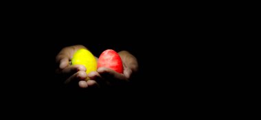 Paskalya Yumurtası vesilesiyle Paskalya Yumurtası 'nı seçici bir şekilde ele alalım. Siyah Arkaplanda kopyalama alanı ile izole edilmiş. Altın yumurta,  