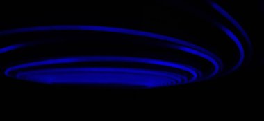 Siyah arka planda izole edilmiş Neon mavisi Spirograph geometrik desene yakın çekim. Hafif boyama tekniği ile yapılmış, uzun pozlama. Sarkaç deseni. Işık yolları. Dalgalar. Işınlar. Çakra. Mandela. 