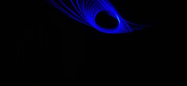 Siyah arka planda izole edilmiş Neon mavisi Spirograph geometrik desene yakın çekim. Hafif boyama tekniği ile yapılmış, uzun pozlama. Sarkaç deseni. Işık yolları. Dalgalar. Işınlar. Çakra. Mandela. 