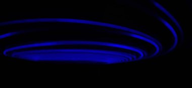 Siyah arka planda izole edilmiş Neon mavisi Spirograph geometrik desene yakın çekim. Hafif boyama tekniği ile yapılmış, uzun pozlama. Sarkaç deseni. Işık yolları. Dalgalar. Işınlar. Çakra. Mandela. 