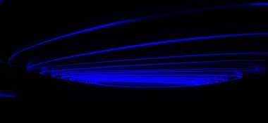 Siyah arka planda izole edilmiş Neon mavisi Spirograph geometrik desene yakın çekim. Hafif boyama tekniği ile yapılmış, uzun pozlama. Sarkaç deseni. Işık yolları. Dalgalar. Işınlar. Çakra. Mandela. 