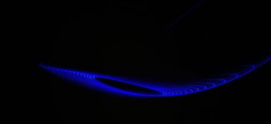 Siyah arka planda izole edilmiş Neon mavisi Spirograph geometrik desene yakın çekim. Hafif boyama tekniği ile yapılmış, uzun pozlama. Sarkaç deseni. Işık yolları. Dalgalar. Işınlar. Çakra. Mandela. 