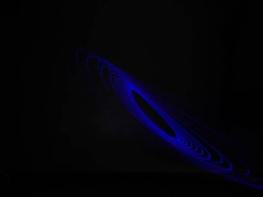 Siyah arka planda izole edilmiş Neon mavisi Spirograph geometrik desene yakın çekim. Hafif boyama tekniği ile yapılmış, uzun pozlama. Sarkaç deseni. Işık yolları. Dalgalar. Işınlar. Çakra. Mandela. 