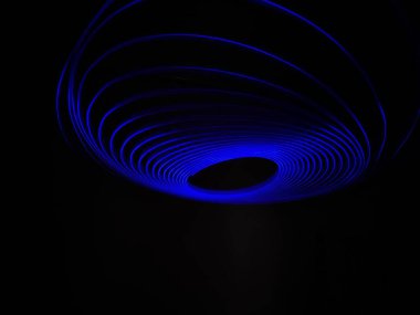 Siyah arka planda izole edilmiş Neon mavisi Spirograph geometrik desene yakın çekim. Hafif boyama tekniği ile yapılmış, uzun pozlama. Sarkaç deseni. Işık yolları. Dalgalar. Işınlar. Çakra. Mandela. 