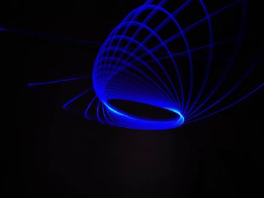 Siyah arka planda izole edilmiş Neon mavisi Spirograph geometrik desene yakın çekim. Hafif boyama tekniği ile yapılmış, uzun pozlama. Sarkaç deseni. Işık yolları. Dalgalar. Işınlar. Çakra. Mandela. 