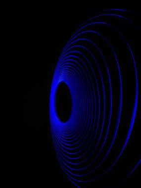 Siyah arka planda izole edilmiş Neon mavisi Spirograph geometrik desene yakın çekim. Hafif boyama tekniği ile yapılmış, uzun pozlama. Sarkaç deseni. Işık yolları. Dalgalar. Işınlar. Çakra. Mandela. 