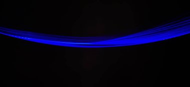 Siyah arka planda izole edilmiş Neon mavisi Spirograph geometrik desene yakın çekim. Hafif boyama tekniği ile yapılmış, uzun pozlama. Sarkaç deseni. Işık yolları. Dalgalar. Işınlar. Çakra. Mandela. 