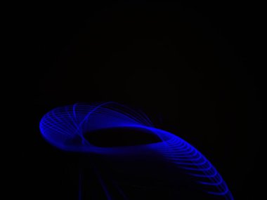 Siyah arka planda izole edilmiş Neon mavisi Spirograph geometrik desene yakın çekim. Hafif boyama tekniği ile yapılmış, uzun pozlama. Sarkaç deseni. Işık yolları. Dalgalar. Işınlar. Çakra. Mandela. 