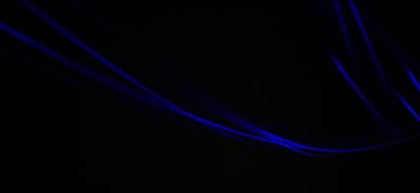 Siyah arka planda izole edilmiş Neon mavisi Spirograph geometrik desene yakın çekim. Hafif boyama tekniği ile yapılmış, uzun pozlama. Sarkaç deseni. Işık yolları. Dalgalar. Işınlar. Çakra. Mandela. 