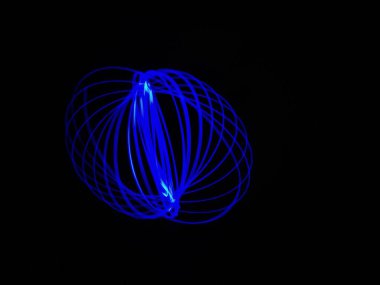 Siyah arka planda izole edilmiş Neon mavisi Spirograph geometrik desene yakın çekim. Hafif boyama tekniği ile yapılmış, uzun pozlama. Sarkaç deseni. Işık yolları. Dalgalar. Işınlar. Çakra. Mandela. 