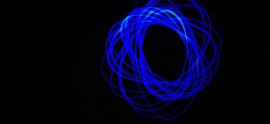 Siyah arka planda izole edilmiş Neon mavisi Spirograph geometrik desene yakın çekim. Hafif boyama tekniği ile yapılmış, uzun pozlama. Sarkaç deseni. Işık yolları. Dalgalar. Işınlar. Çakra. Mandela. 