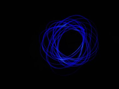 Siyah arka planda izole edilmiş Neon mavisi Spirograph geometrik desene yakın çekim. Hafif boyama tekniği ile yapılmış, uzun pozlama. Sarkaç deseni. Işık yolları. Dalgalar. Işınlar. Çakra. Mandela. 