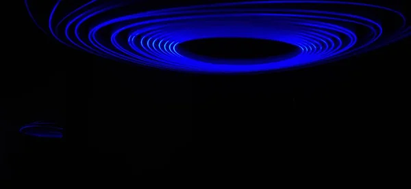 尼昂蓝色蜘蛛图的闭塞几何图案抽象地隔离在一个黑色背景中 采用光漆工艺 曝光时间长 Pendulum模式 光之路波涛 Rays Chakra 曼德拉 — 图库照片