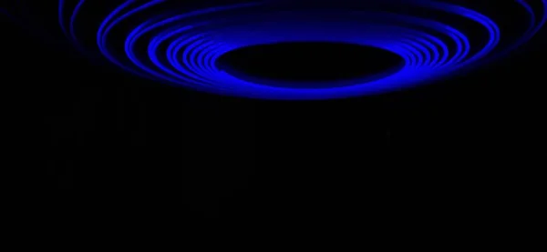 Neon Blue Spirograph 패턴의 클로즈업은 암흑색 배경에서 추상적 가벼운 페인트 — 스톡 사진