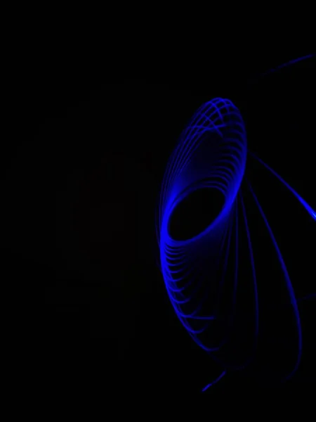 Neon Blue Spirograph 패턴의 클로즈업은 암흑색 배경에서 추상적 가벼운 페인트 — 스톡 사진