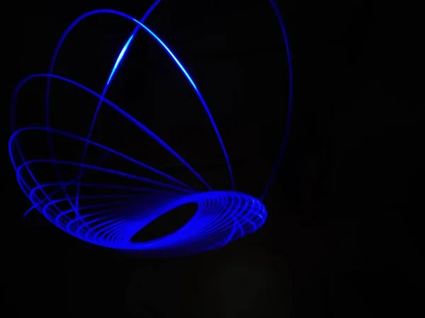 Neon Blue Spirograph 패턴의 클로즈업은 암흑색 배경에서 추상적 가벼운 페인트 — 스톡 사진