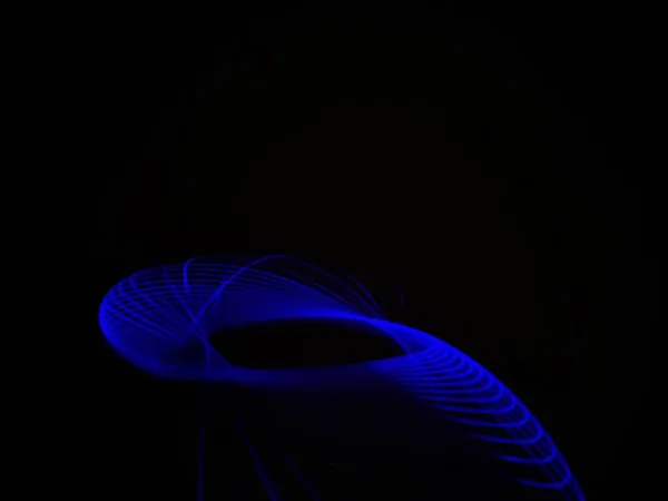 Zbliżenie Neonowego Niebieskiego Spirografu Geometryczny Wzór Abstrakcyjny Izolowany Czarnym Tle — Zdjęcie stockowe