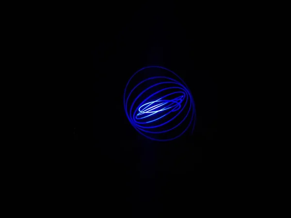 ネオンブルーの閉鎖黒の背景に隔離されたスピログラフ幾何学模様の抽象 ライト塗装技術 長時間露光を使用して作られた 振り子のパターン ライト トレイル 光線だ チャクラ マンデラ氏 — ストック写真