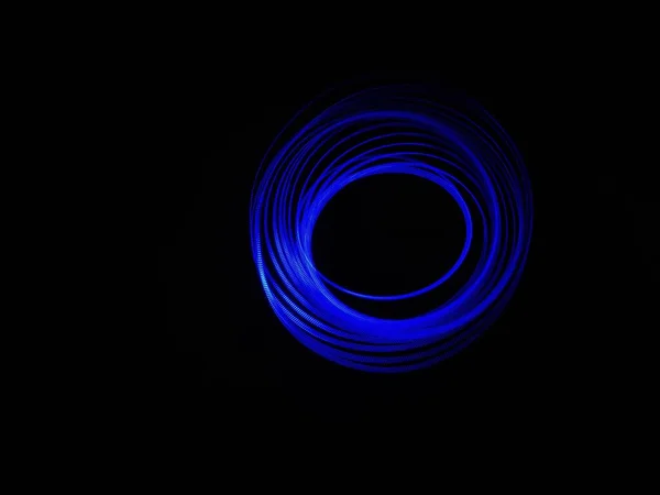 Neon Blue Spirograph 패턴의 클로즈업은 암흑색 배경에서 추상적 가벼운 페인트 — 스톡 사진