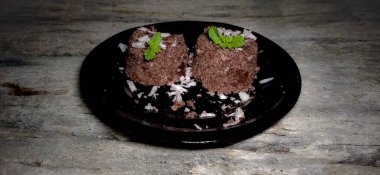 Güney Hint yemeği ragi puttu ya da kezhvaragu puttu parmak darı yüksek protein içeriğinden yapılmış izole bir ahşap arka planda izole edilmiş bir arka planda servis edilir ve yazıt için seçici odak ve kopyalama alanı vardır. Sağlıklı beslenme. Mutfak.