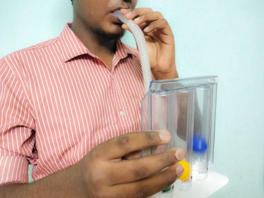 Solunum egzersizleri için kullanışlı olan Triball teşvik edici Spirometer üfleme kişi Solunum sorunu insanlar veya yaşlılar için normal nefes seviyesi izole etmek için sarı arka plan