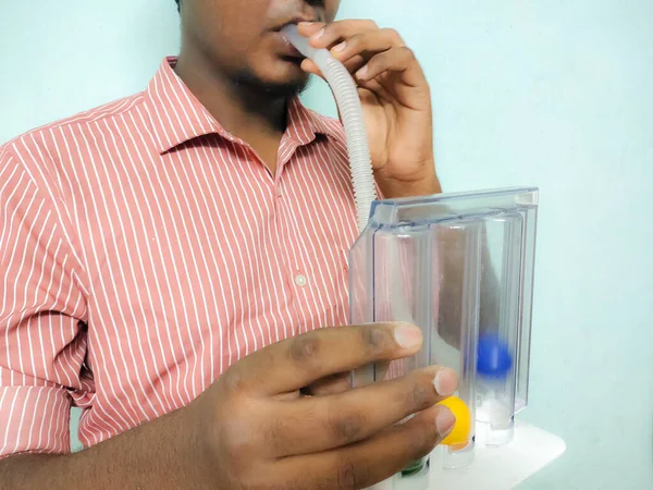 Person Blåser Triball Incitament Spirometer Användbar För Andningsövningar Främst För Royaltyfria Stockbilder