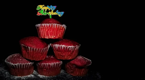 Szekrény Finom Red Velvet Születésnapi Cupcakes Díszített Szórófejek Boldog Születésnapot — Stock Fotó