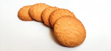 Beyaz arka planda seçici odak ve yazıtlar için kopyalama alanı ile izole edilmiş taze buğday bisküvileri veya kurabiyeler. Yiyecekler. Atıştırmalık