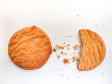 Beyaz arka planda seçici odak ve yazıtlar için kopyalama alanı ile izole edilmiş taze buğday bisküvileri veya kurabiyeler. Yiyecekler. Atıştırmalık