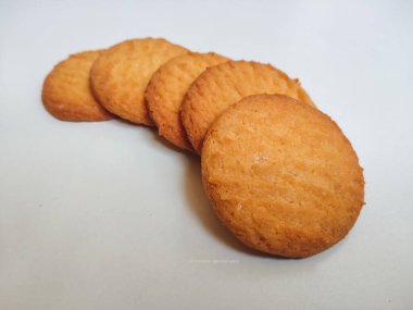 Beyaz arka planda seçici odak ve yazıtlar için kopyalama alanı ile izole edilmiş taze buğday bisküvileri veya kurabiyeler. Yiyecekler. Atıştırmalık