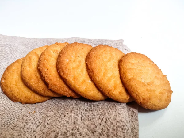 Beyaz arka planda seçici odak ve yazıtlar için kopyalama alanı ile izole edilmiş taze buğday bisküvileri veya kurabiyeler. Yiyecekler. Atıştırmalık