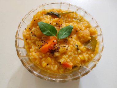Güney Hindistan geleneksel yemeği, Sambar Rice seçici odaklı bir arka planda izole edilmiş ve yazıtlar için kopyalama alanı. Hint mutfağı.