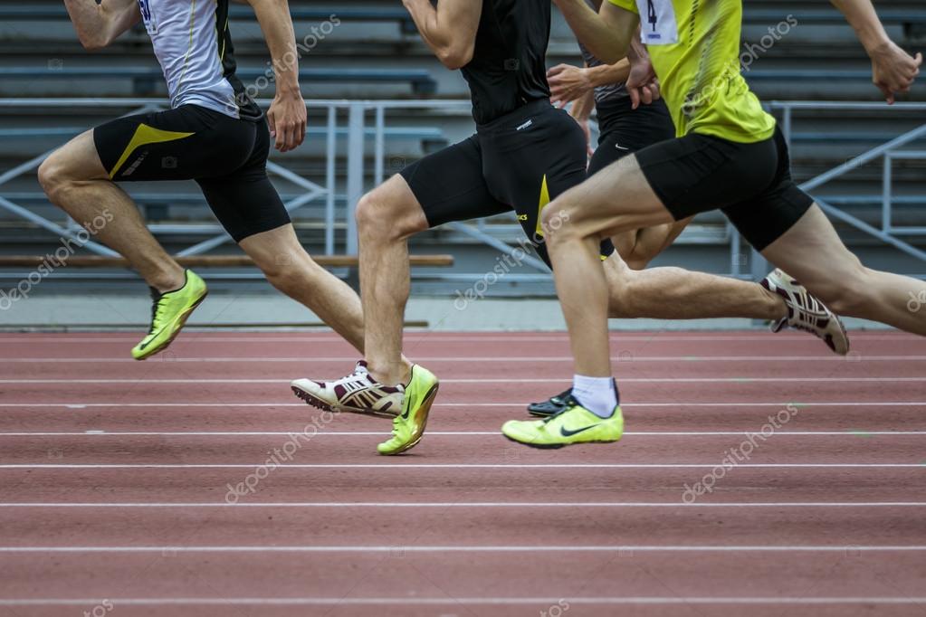Спортсмен бегающий на длинные дистанции. Спортсмены в движении. Беговая дистанция. Спринтерский бег техника. Техника бега в легкой атлетике.