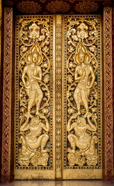 Door made of wood and carved with the delicate and beautiful. — Stock Photo, Image