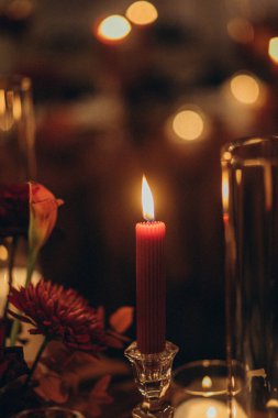 bir tablo üzerinde yanan mumlar