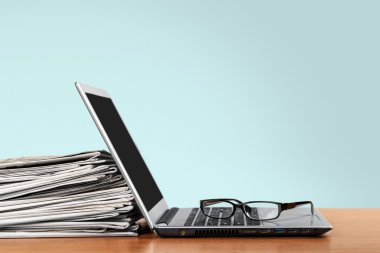 Laptop ve siyah gözlük